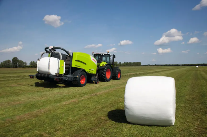 La stratégie enrubannage, souvent contestée pour ses tarifs, se révèle finalement assez compétitive pour des fauches qualitatives, à moindre rendement.  © Claas