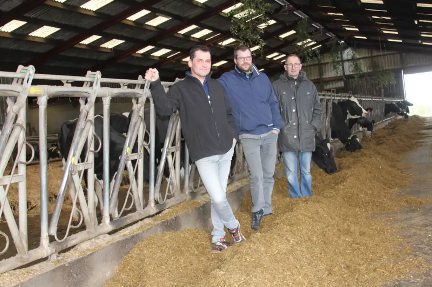 Vincent Philippeau, François Giard et Alain Philippeau, les trois associés. « Nous voulons continuer à faire pâturer nos vaches tout en maintenant un