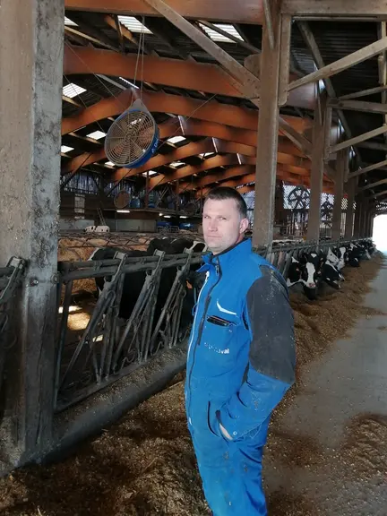 Olivier Thibault. « J’ai fait le choix du maïs grain humide pour limiter aussi la dépendance au concentré énergétique. » © E. Bignon