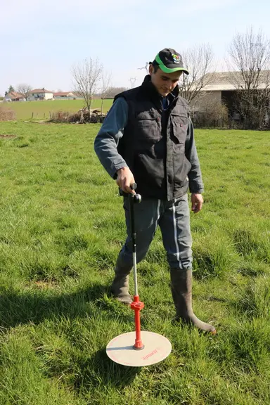 Anthony mesure à l’herbomètre à plateau les hauteurs d’herbe tous les dix jours. En 1h15, il fait le tour des 21 paddocks, en réalisant une centaine d