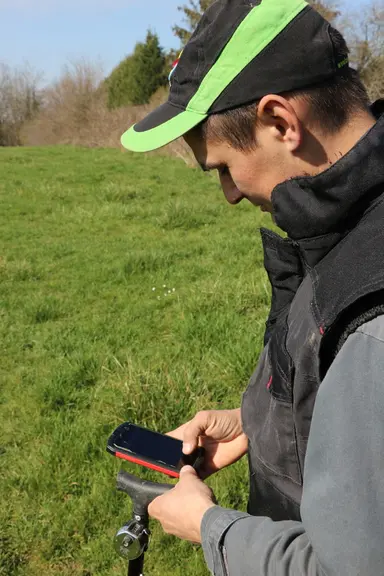 Anthony remplit son calendrier de pâturage au quotidien directement depuis la parcelle grâce à l’appli Happy Grass installée sur smartphone. Il note a