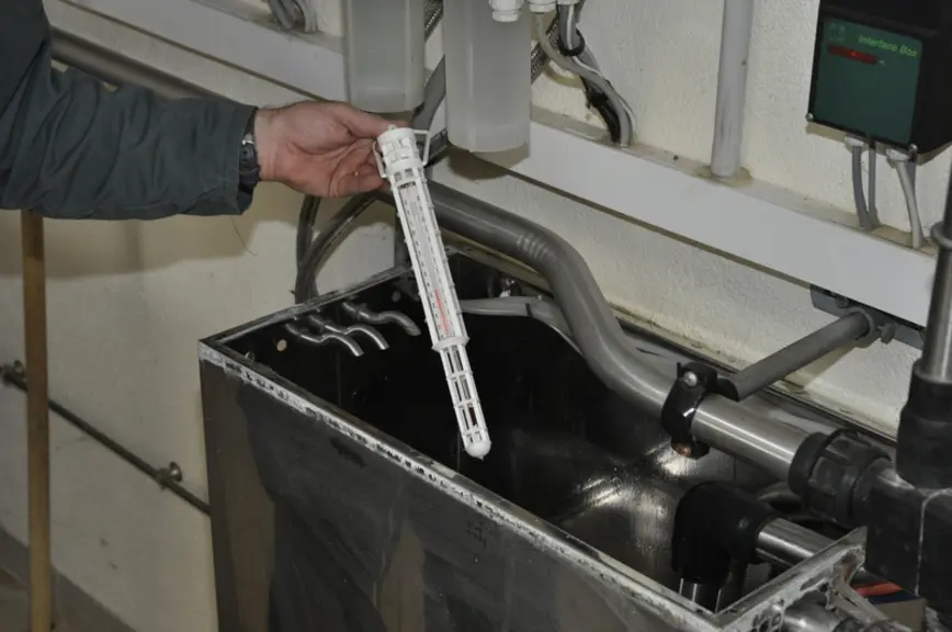 Vérifiez la température en fin de lavage qui doit être au minimum de 35 °C. En hiver, il est même préférable de viser 40 °C pour être sûr d’y parvenir. © B. Griffoul