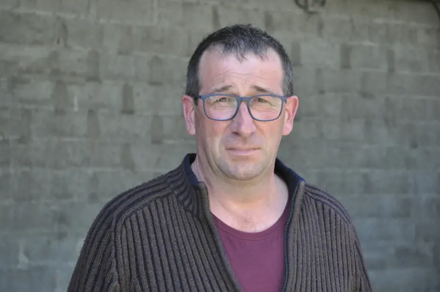 Jean-Claude Langlez, conseiller d’élevage. «  Les vaches ont toujours une ration fraîche, équilibrée et à volonté. »  © B. Griffoul