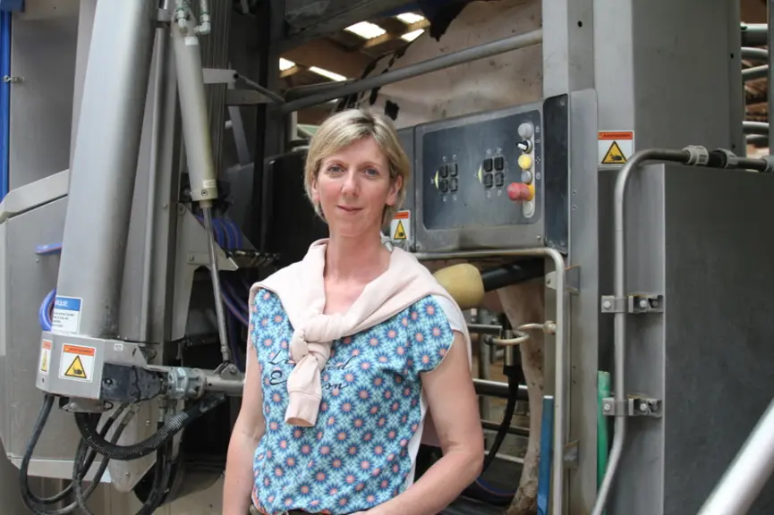 Magalie Lelong. « Grâce aux robots, je peux consacrer plus de temps aux vaches. Je les connais aussi bien que quand j’étais en salle de traite. »