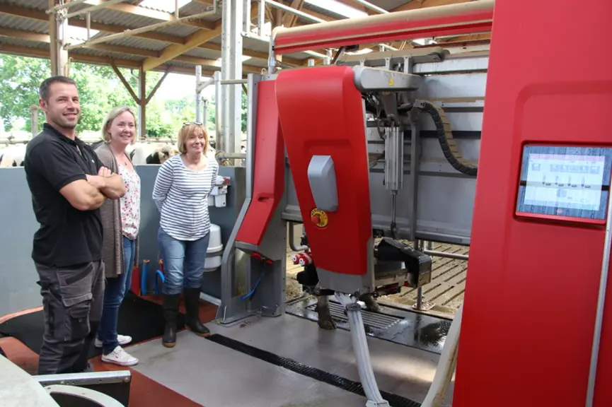 Les trois associés, Hélène et Flavien Servot et Maguy Maury, peuvent gérer seuls le fonctionnement des robots.