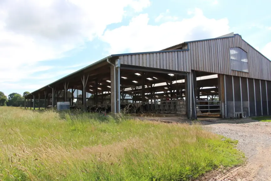 19 ha de prairies entourent le bâtiment à 180°.