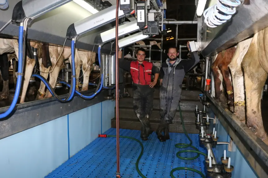 Pierre Sadot et Florian, son apprenti (à gauche). « Nous avons fait le choix d’une salle de traite ergonomique pour que la traite soit agréable pour l