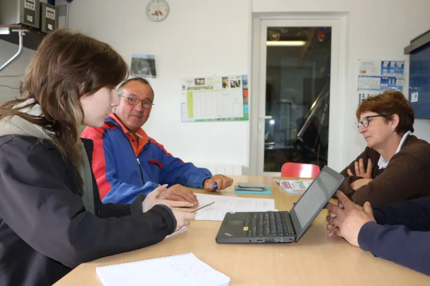 La première étape du diagnostic se passe au bureau, avec des questions sur le bien-être de l'éleveur : les conditions de travail, la sécurité par rapp
