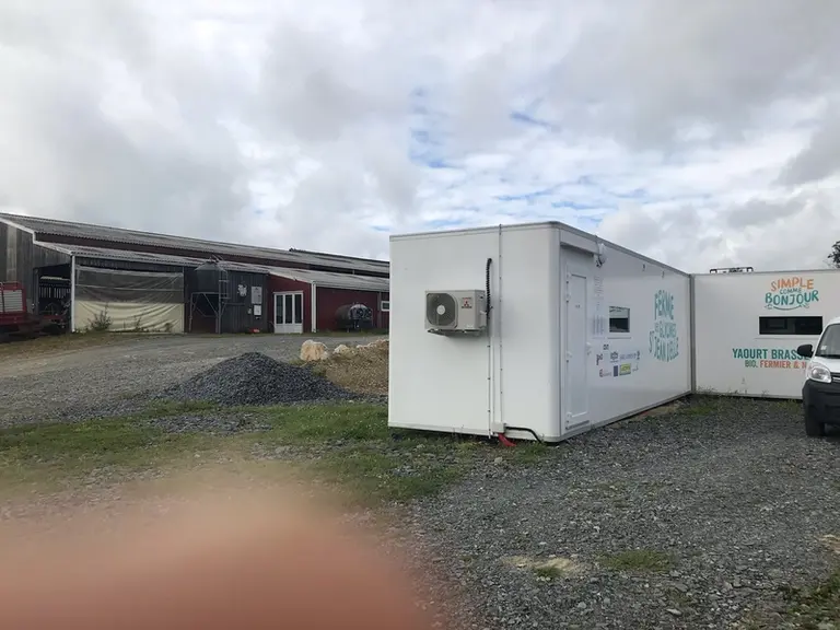 Le module de transformation a été installé dans des caisses de camion frigo recyclées.