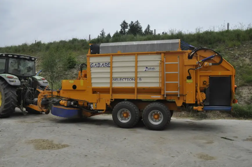 Le Gaec a fait l’acquisition d’une auto-chargeuse distributrice (13 m3) équipée de deux tapis pour distribuer simultanément des deux côtés du couloir d’alimentation (coût : 40 000 €).