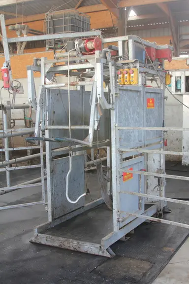 La cage de contention a été choisie parce qu’elle est très fonctionnelle. Un volet situé de chaque côté facilite l’entrée des vaches. Ils peuvent être retirés pour intervenir sur le côté d’une vache.