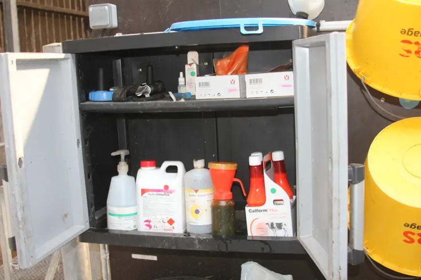 Cette armoire contient les produits utilisés pour nettoyer et désinfecter le matériel, le box et les trayons de la vache (produit iodé).