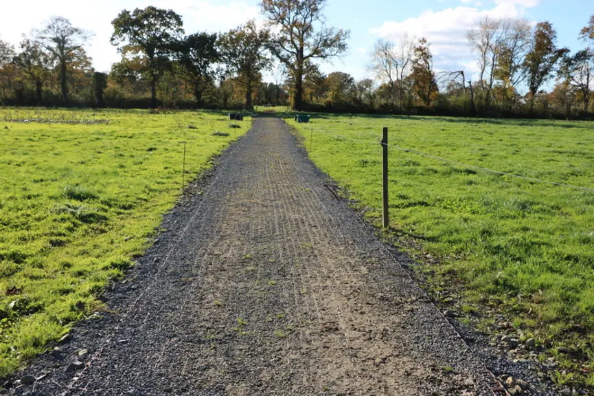 À La Blanche Maison, les alvéoles ont été remplies de petit gravier 6 - 10, très drainant. « Les graviers ne se coincent pas dans les pattes des vache