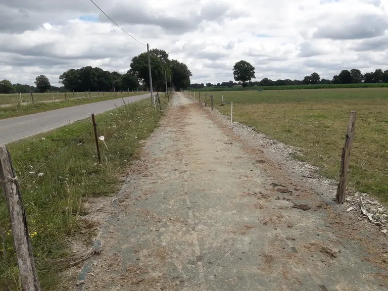 Ici, une ancienne bâche de paillage recouvre le chemin. La question de sa désagrégation dans le temps se pose. 