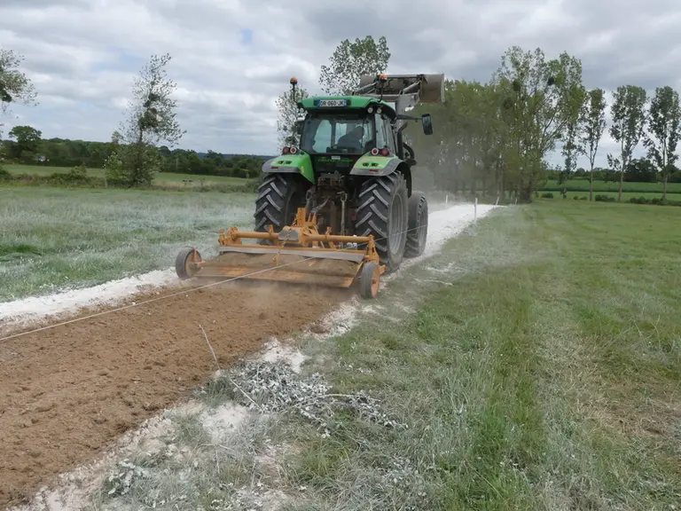 Le chemin avec de la chaux de La Blanche Maison (Proviacal DS3 de l'entreprise Lhoist) a été réalisé avec le matériel de l'exploitation. Il existe différents types de mélanges avec chaux selon les entreprises.
