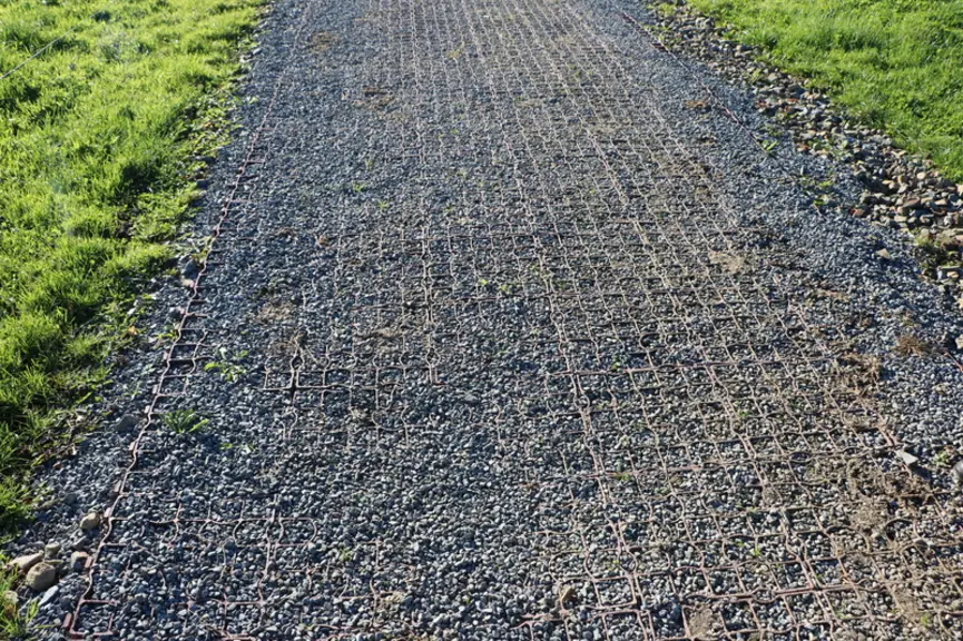À La Blanche Maison, les alvéoles ont été remplies de petit gravier 6 - 10, très drainant. « Les graviers ne se coincent pas dans les pattes des vaches. Elles marchent à bonne allure dessus. »