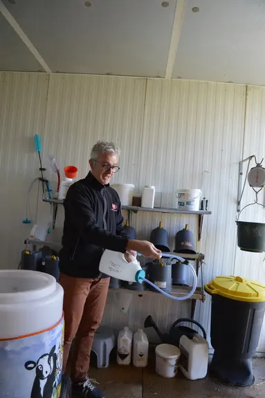 L’exploitation dispose de deux drencheurs souples, le premier réservé à l’administration du colostrum, le deuxième utilisé sur les veaux malades.