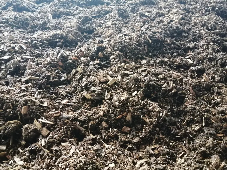 Les litières compostées en bois peuvent permettre de valoriser les ressources forestières de l'exploitation.