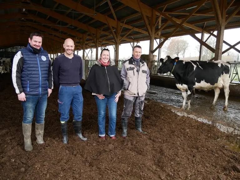 Romain, Thibaut, Marion Gaborieau et Olivier Rigaud, le salarié. « Nous avons choisi le miscanthus plutôt que du bois car c’est plus confortable pour