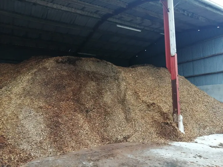 Le stockage des plaquettes de bois se fait idéalement en un tas unique, pour limiter les entrées d’air et favoriser la montée en température en situation anaérobie.