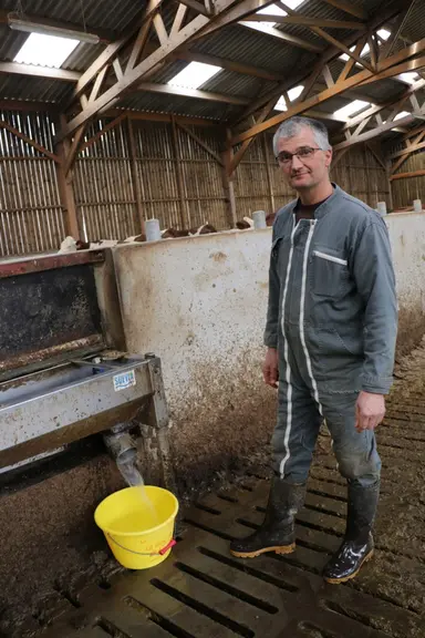 Mesure du débit d'eau. Le forage permet d'avoir davantage de pression que le réseau communal. 
