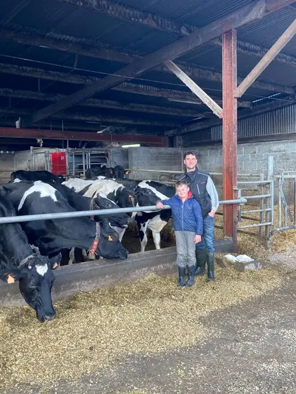 Mathieu Godreau et son fils Loïs. « Je vais garder les travaux de fauche, de fenaison et le poste phytosanitaire sur les cultures protéagineuses. Ces