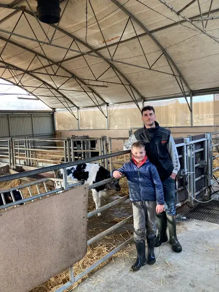 Mathieu Godreau et son fils Loïs. « Je vais garder les travaux de fauche, de fenaison et le poste phytosanitaire sur les cultures protéagineuses. Ces