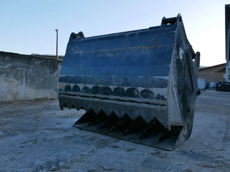 La pince crocodile permet de faire une coupe propre. La réalisation du silo et son tassage sont particulièrement soignés. « Quand on monte le tas, les