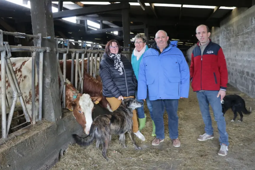 Maeva, Sylvie et Joël Quéré et Olivier Guyomarch, le frère de Sylvie. « L’exploitation est en autonomie alimentaire complète. Nous n’achetons que du s