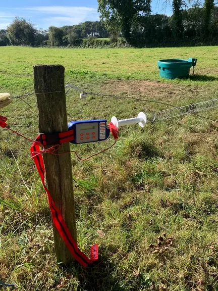 Le décrochage automatique de la barrière permet un gain de temps pour l'éleveur, en particulier pour les paddocks les plus éloignés.