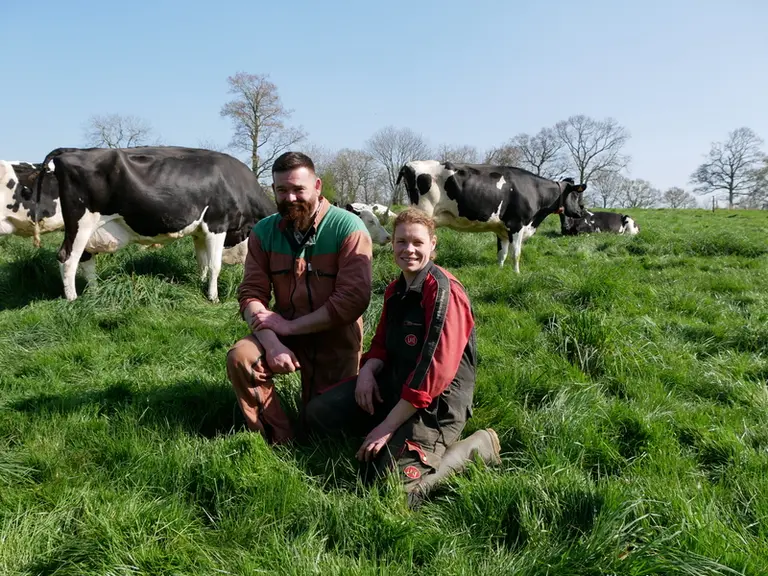Tanguy Pinel et Adeline Fontaine. « Notre objectif de produire 800 000 litres de lait sur une stalle avec un maximum de pâturage est conforté par la f