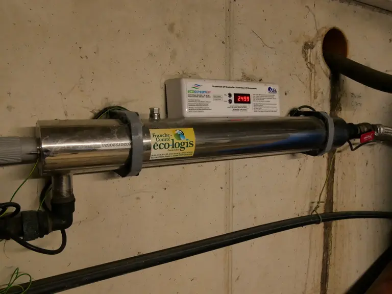 La lampe UV est dimensionnée en fonction du débit souhaité pour alimenter les abreuvoirs (5 m3/h, calculé en fonction de la taille des tuyaux de l’installation). Elle  affiche le nombre d’heures avant entretien. Une alarme sonore se déclenche si celui-ci n’est pas effectué.