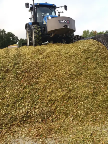 Pour réaliser au mieux ses ensilages, un bâchage rapide et hermétique est  primordial.