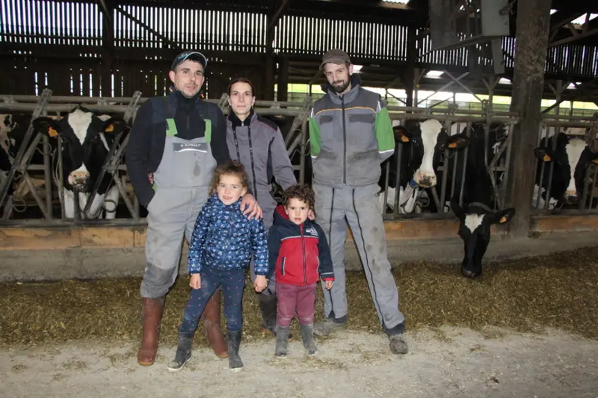 Xavier (à gauche) et Estelle, avec leur salarié, Florian Caillaud, et les enfants du couple, Agathe et Arthur. « Nous cherchons à augmenter la product