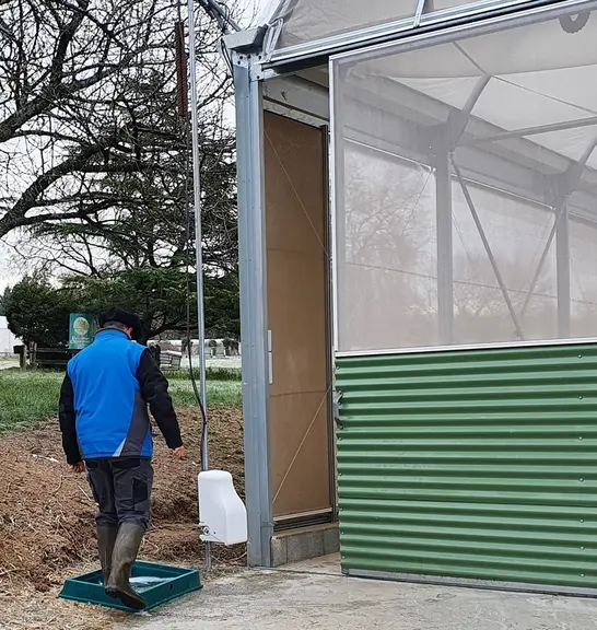 Il faut exiger des intervenants extérieurs qu'ils respectent les mesures de protection et de prévention.