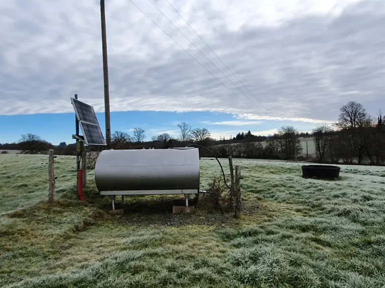 Cette installation permet le pompage pour un abreuvement sécurisé à partir d’un point d’eau naturel. 