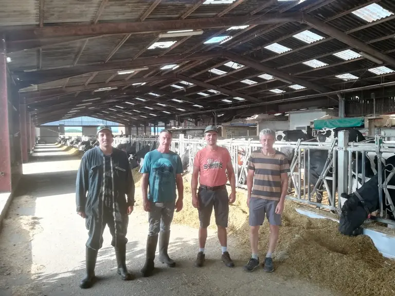 Les trois associés du Gaec de l'Uvry, Pierre et Benoît Vallance, Jean-Pierre Barbier, et Mickaël leur apprenti (à gauche). « Nous privilégions des fou