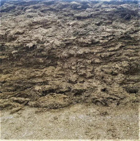 L’ensilage de luzerne affiche 19,2% de MAT, 0.76 UFL/kg MS et 29 % de matière sèche.