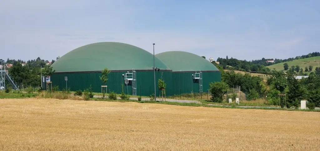 Pour Mickaël Rageys, Florent Cellier et Sébastien Goutagny, « la méthanisation s’imbrique complètement dans notre système d’élevage. L’unité collective alimente en gaz 2 000 foyers et une station de bioGNV ».