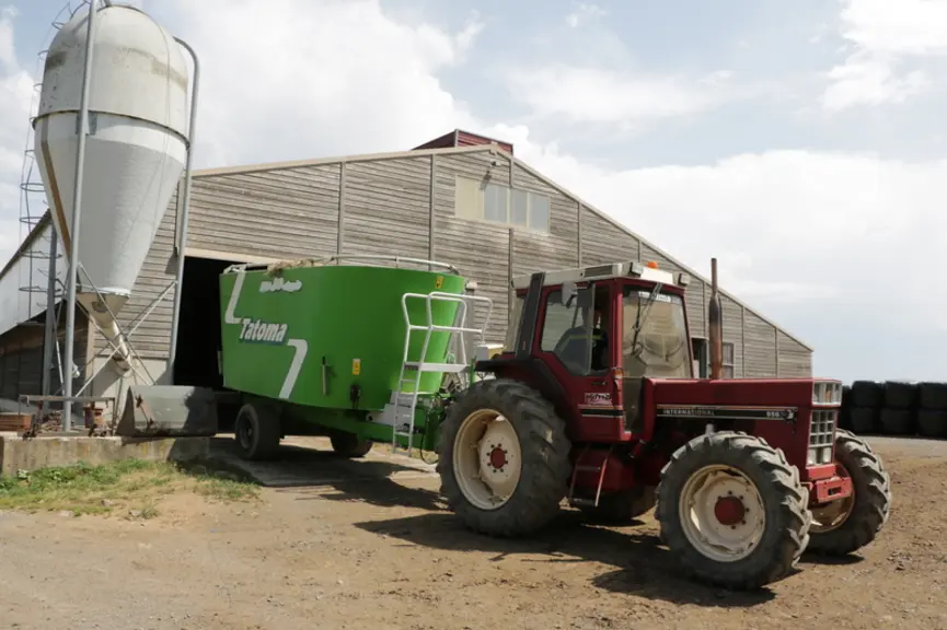 L’achat en 2021 d’une mélangeuse bol de 20 m3 d’occasion a permis un gros gain de temps. Les vaches sont désormais en ration complète.