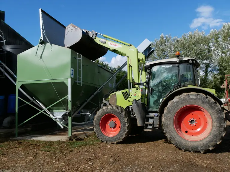 Le DAC a été rénové cette année. Désormais, les deux trémies de 8 tonnes peuvent être rapidement remplies de tourteau de colza ou de blé avec un godet