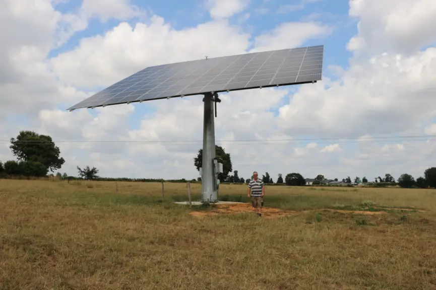 Il est tout à fait possible de faire passer un engin agricole sous le tracker solaire.