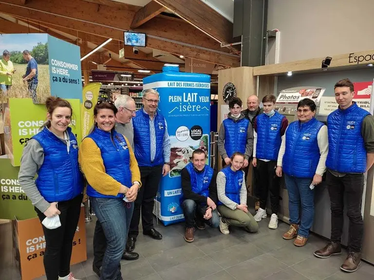 Les producteurs de lait de l'association Plein lait yeux se chargent de l'animation de leur lait en magasin : soit ils la font eux-mêmes, soit ils la