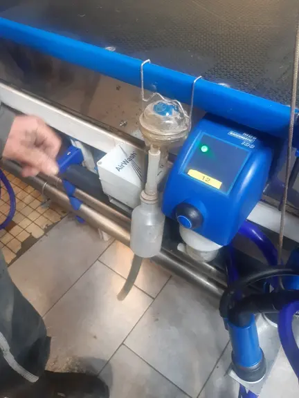 Le déclenchement du vide s’exerce par une simple pression du bouton placé sur la rive du quai. Les manchons sont équipés d’un système de désinfection automatique sans post-trempage.