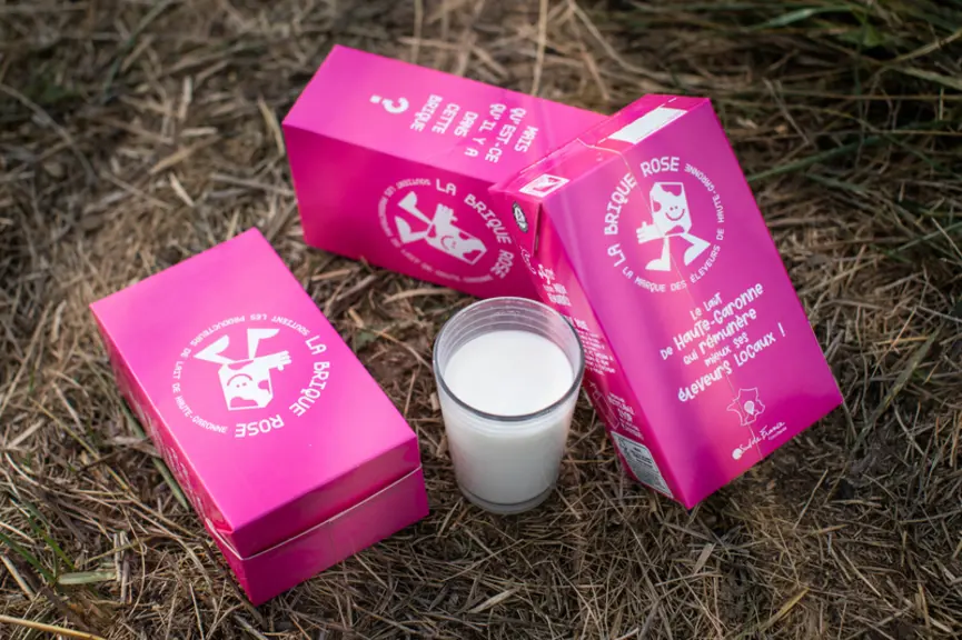 La brique UHT sera distribuée en Occitanie, dans les grandes et moyennes surfaces ainsi qu’en restauration collective. Elle sera facilement reconnaissable grâce à sa couleur rose.