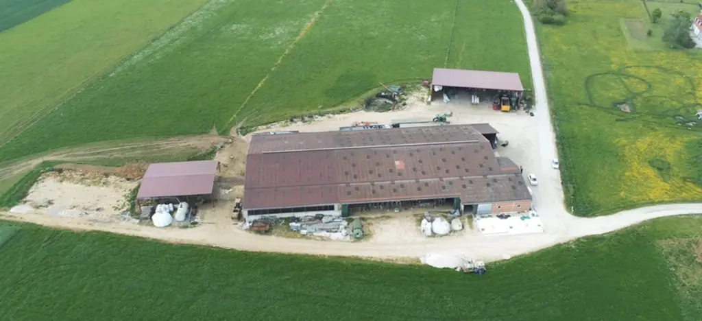 La stabulation des laitières, taries et génisses. Les vaches en finition et les taurillons sont dans un autre bâtiment à une centaine de mètres.
