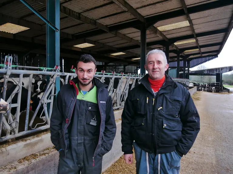 Elie Sire et Vincent Durand. « Avec des vaches bien nourries et en bonne santé, la grande partie des problèmes potentiels est évacuée. »