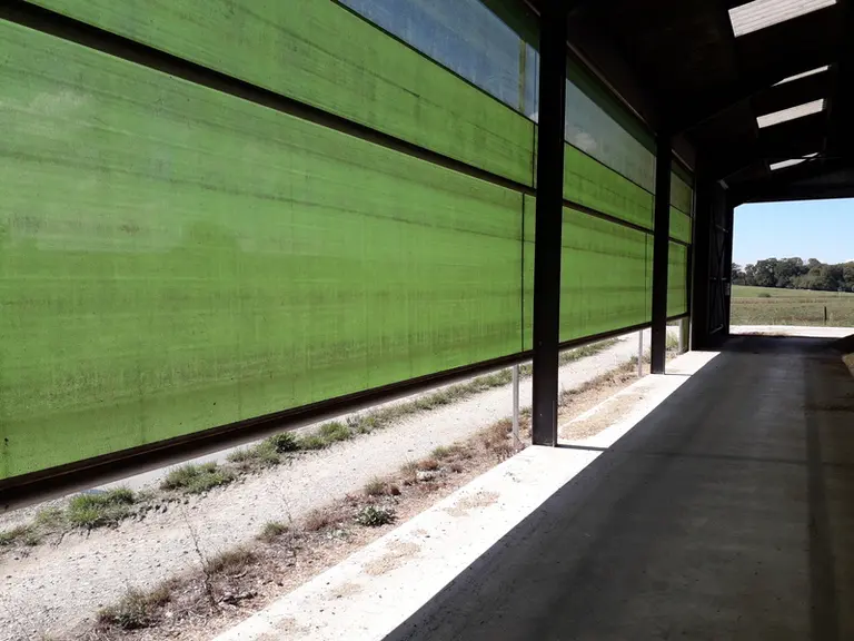 La fermeture partielle limite le rayonnement direct en conservant la ventilation en partie basse.