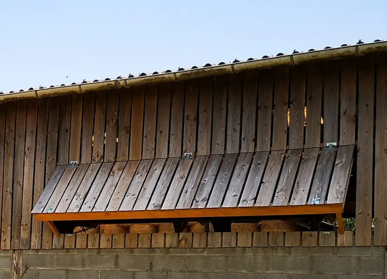 Les trappes en bois font entrer l'air mais pas le rayonnement.