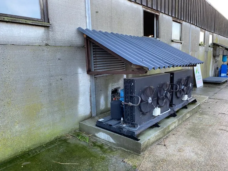 Il est possible de déconnecter le condenseur du tank afin de le placer à l'extérieur et ainsi éviter de surchauffer la laiterie.